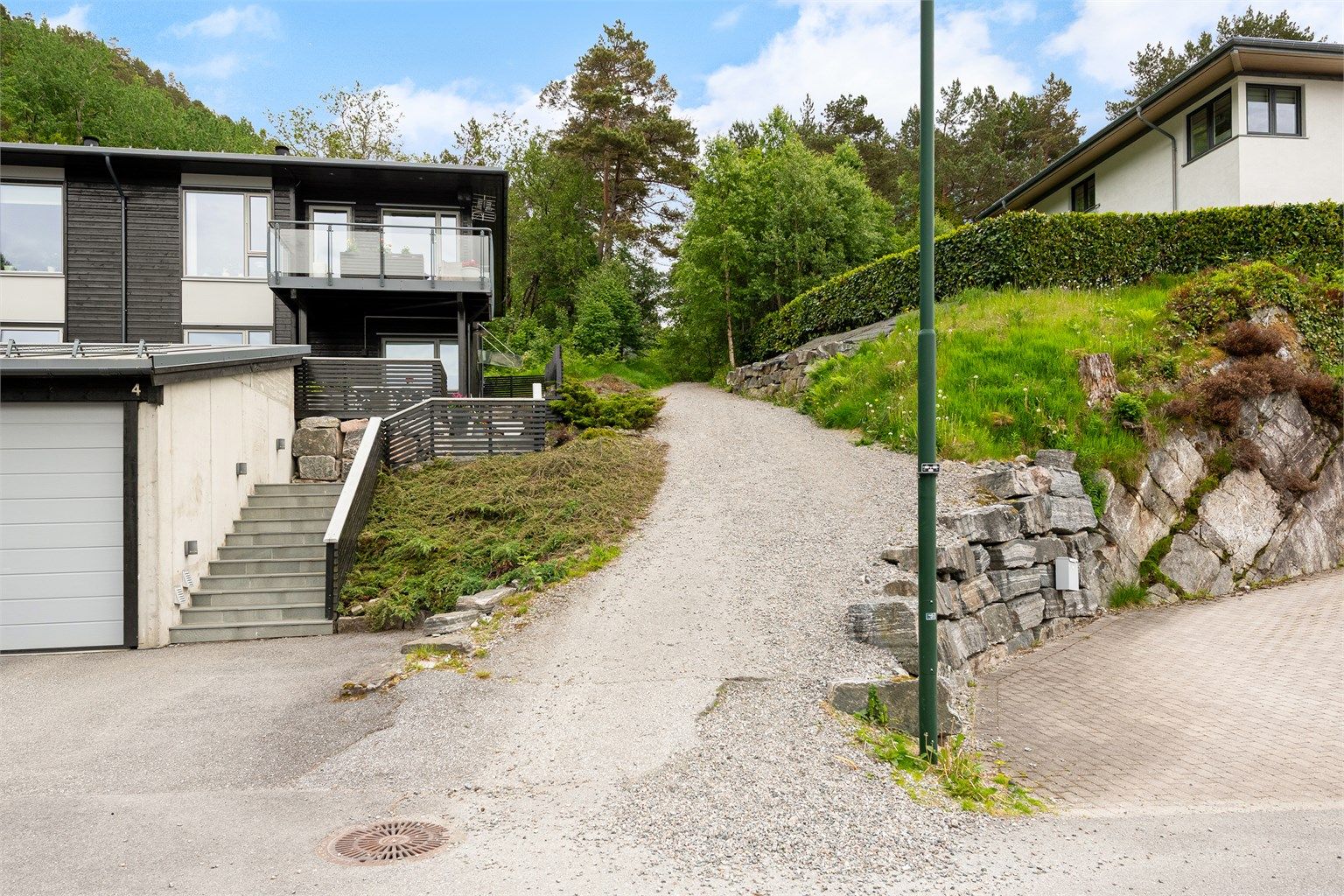 Like ved leiligheten har du turvei til Høgkubben og Emblemsfjellet.