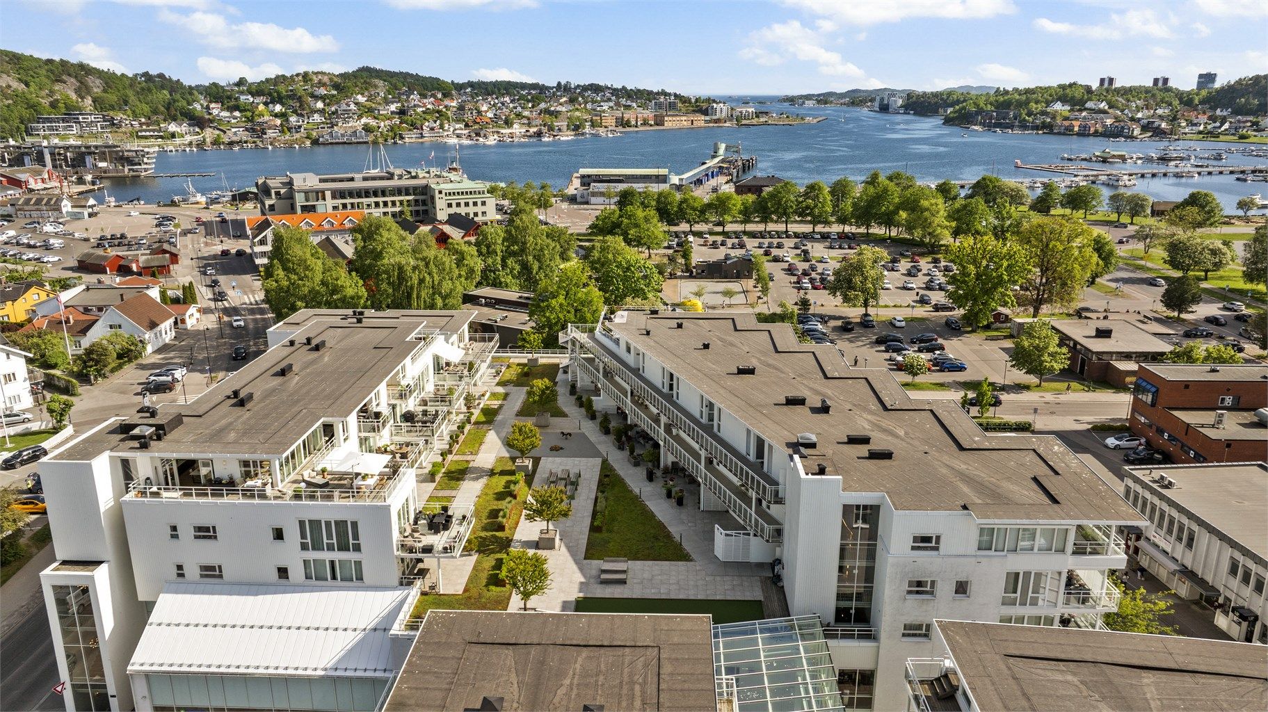 Fellesarealene på taket er opparbeidet med hellelagte oppholdsarealer, sitteplasser og beplantning.
