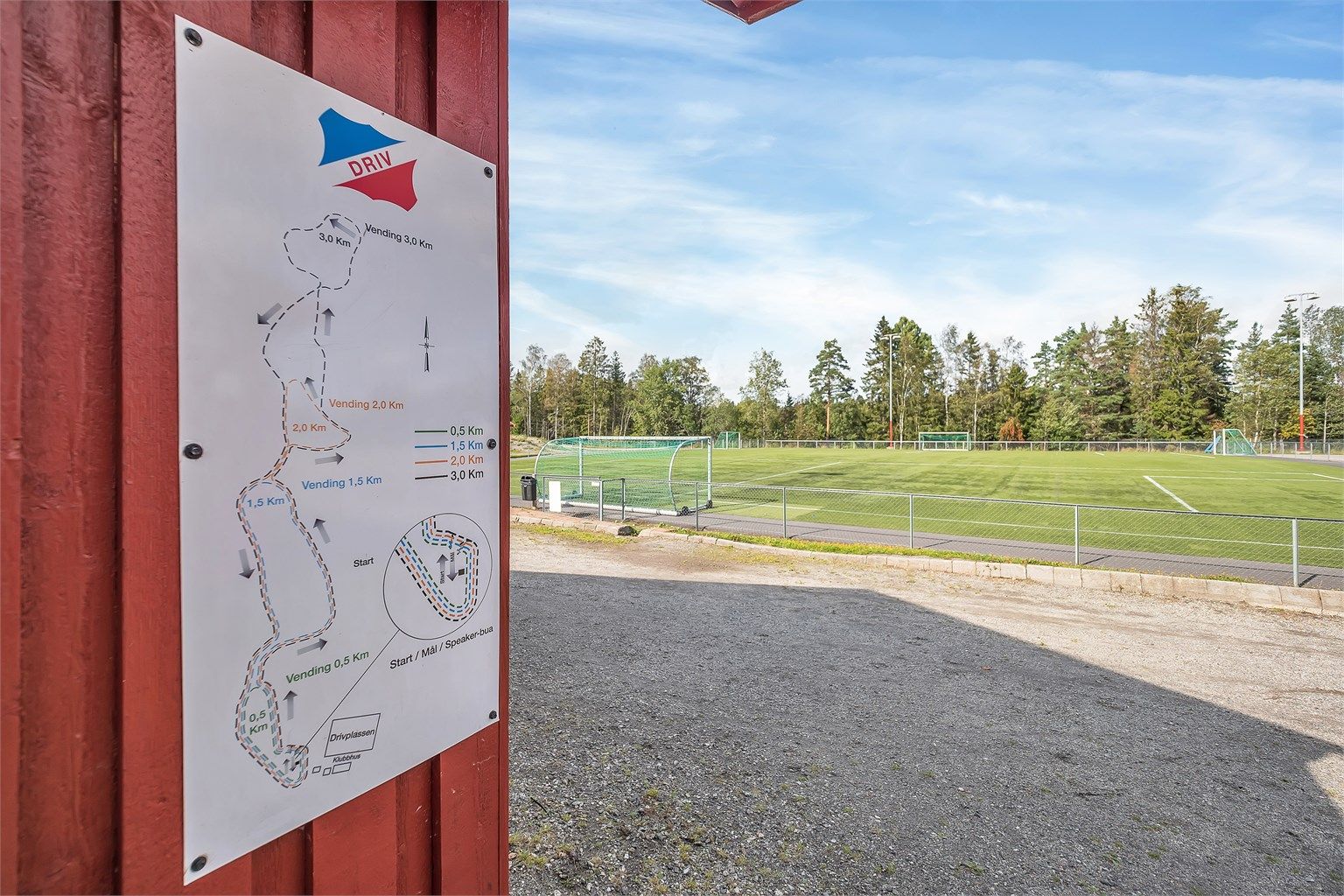 Drivplassen med kortavstand fra boligen med fotballbane og lysløype