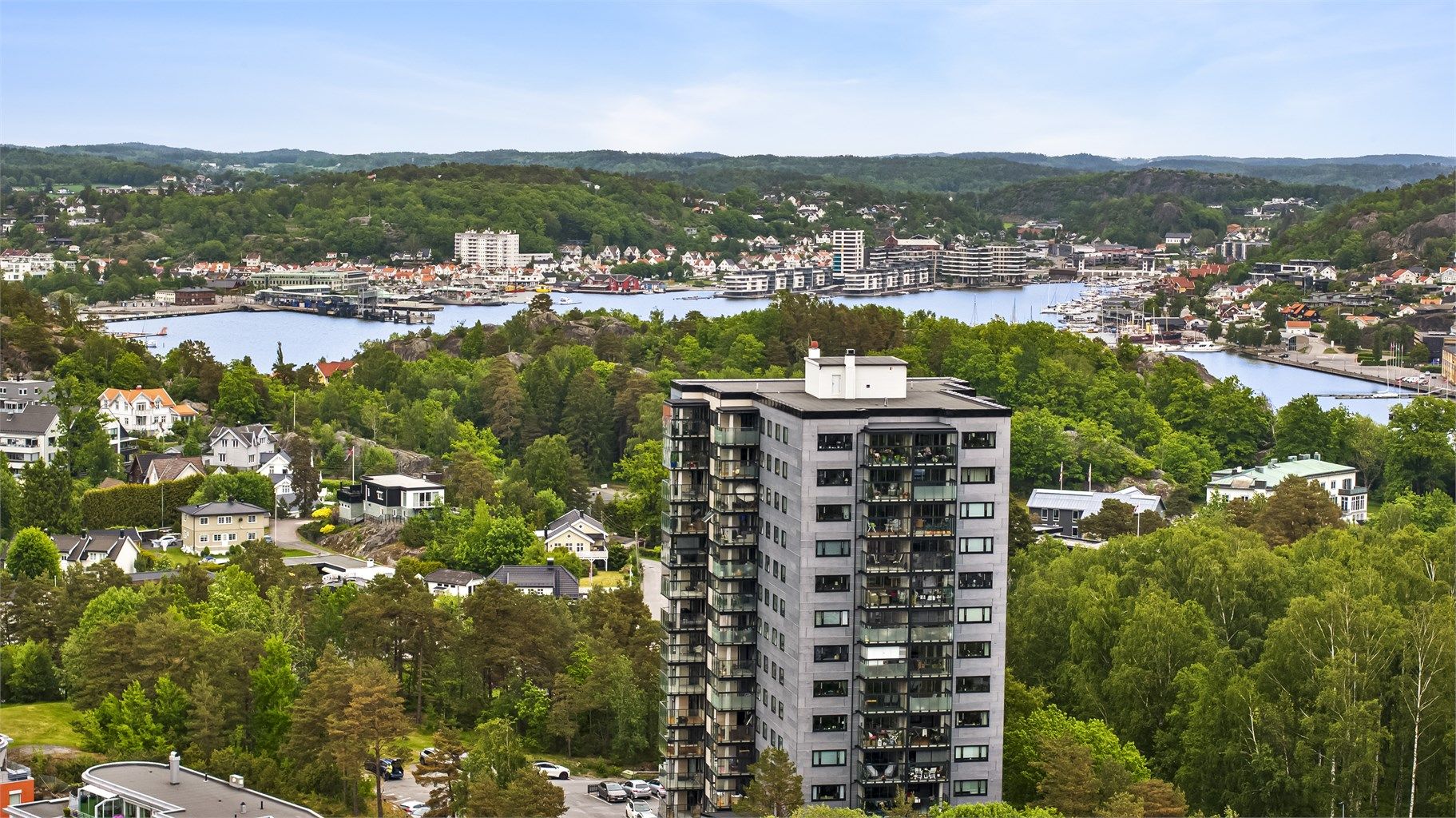 Sameiet har nylig avsluttet en betydelig oppgradering med ny fasade, nye vinduer, nye dører og nye, større balkonger.