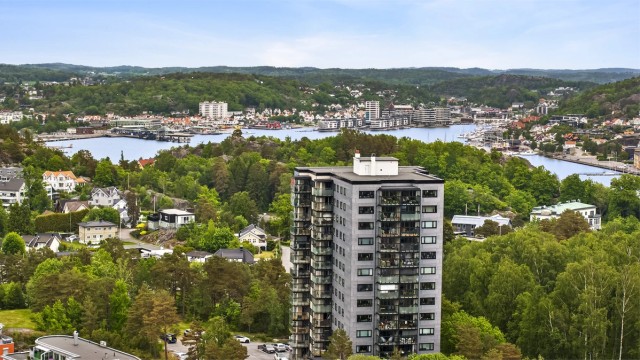 Sameiet har nylig avsluttet en betydelig oppgradering med ny fasade, nye vinduer, nye dører og nye, større balkonger.