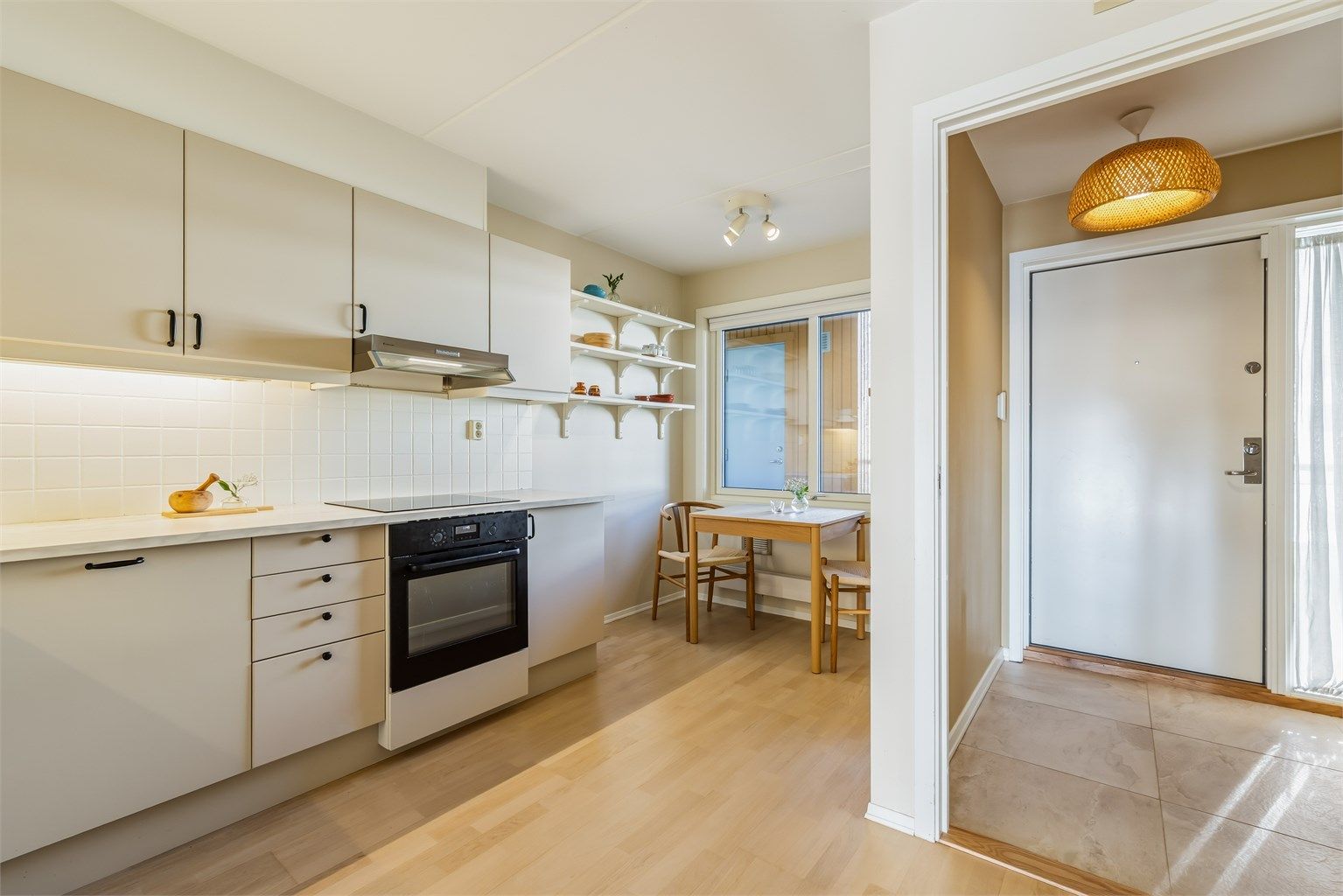 God plass til spisebord med naturlig plassering ved kjøkkenvinduet.