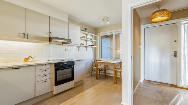 God plass til spisebord med naturlig plassering ved kjøkkenvinduet.