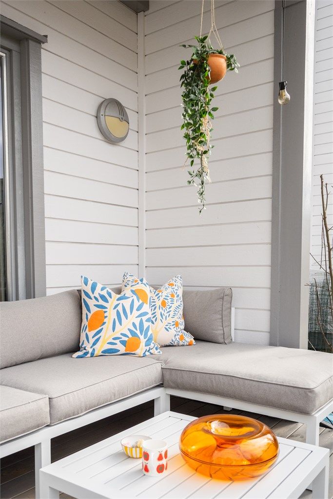 En lun og skjermet krok på uteplassen.