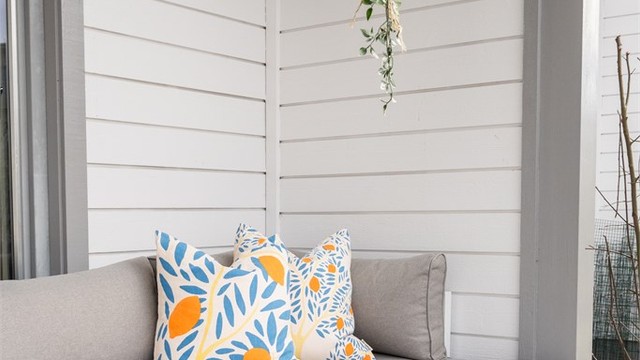 En lun og skjermet krok på uteplassen.