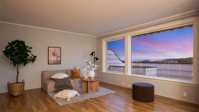 Romslig og flott stue som er enkel å møblere. Alle vinduer og altandører i boligen er byttet via borettslaget i 2015.