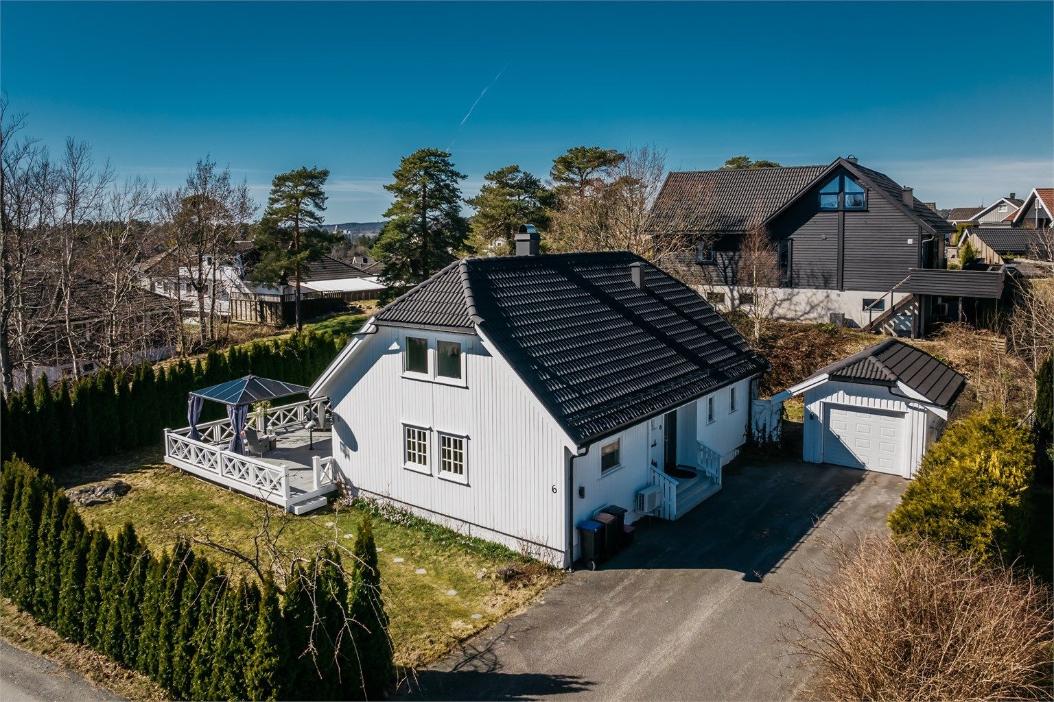 Til boligen hører en frittstående garasje på 17 m² og ny elektrisk portåpner fra 2017.