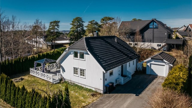 Til boligen hører en frittstående garasje på 17 m² og ny elektrisk portåpner fra 2017.