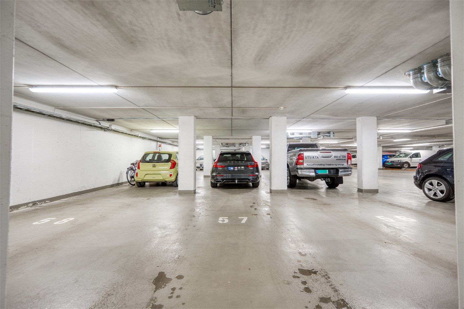 Det medfølger en garasjeplass, merket med nr. 57. Det er mulighet for å installere elbillader.