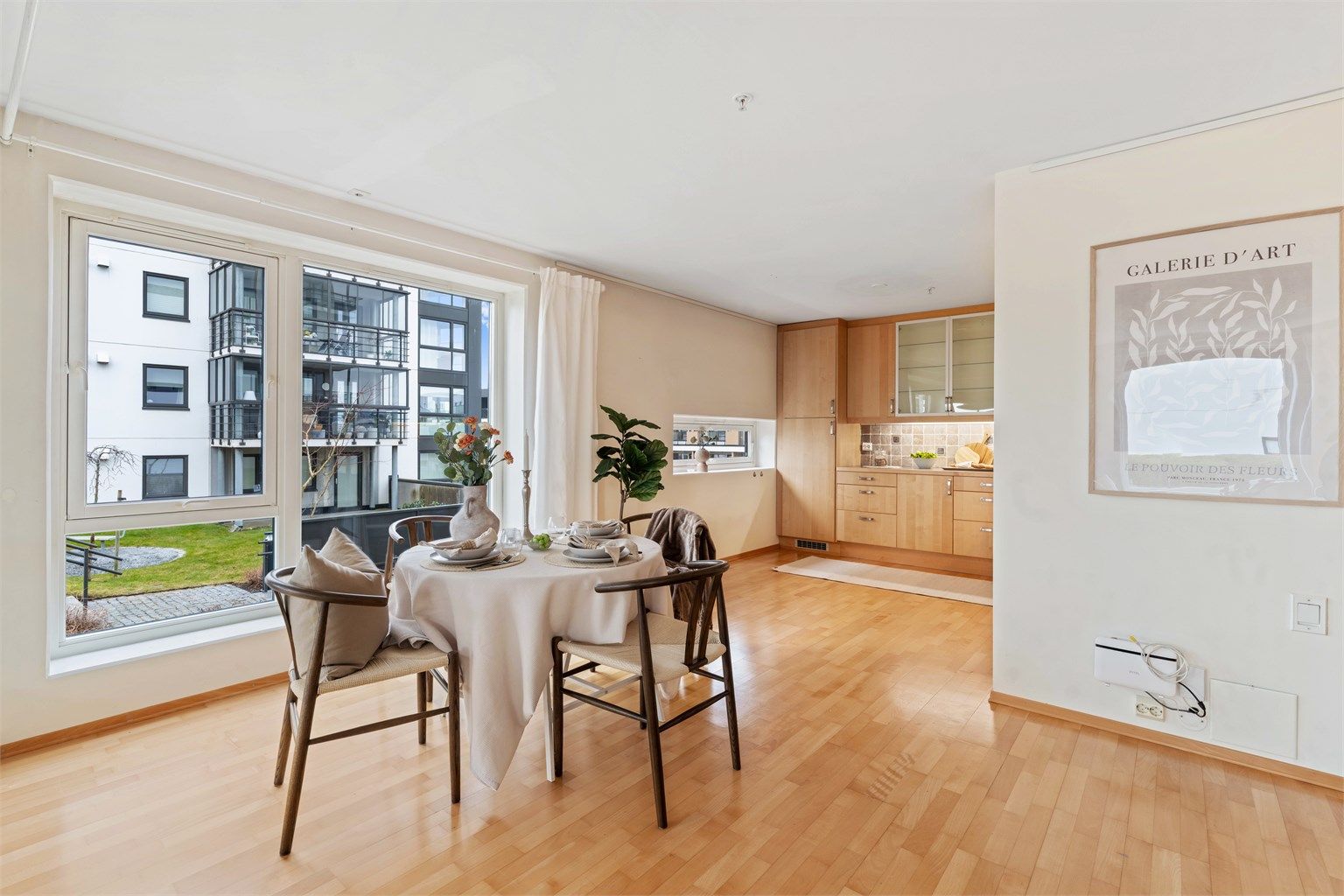 Den åpne løsningen mellom stue og kjøkken gir god plass til en spisegruppe.