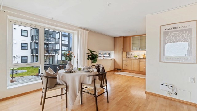 Den åpne løsningen mellom stue og kjøkken gir god plass til en spisegruppe.