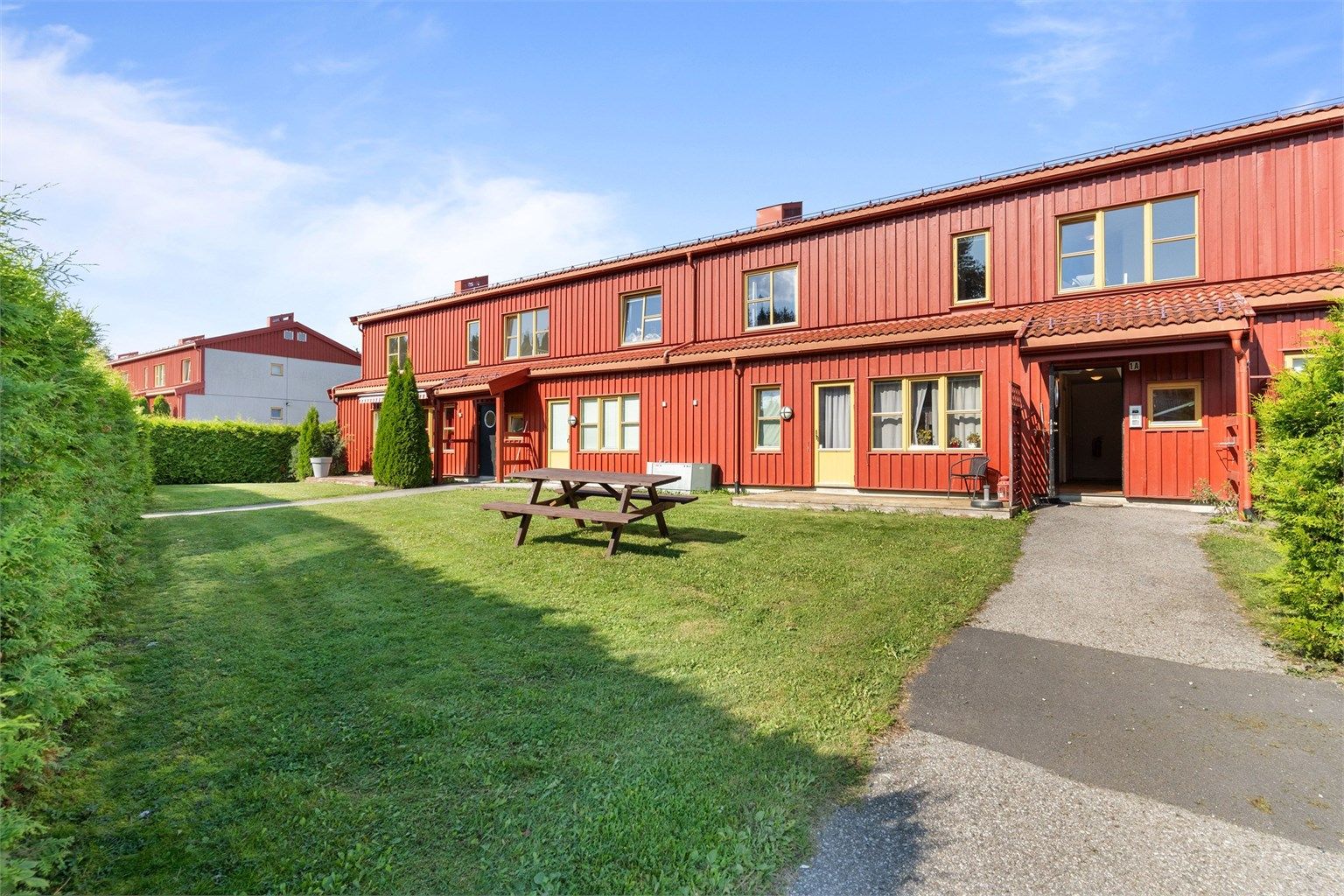 Leiligheten ligger i et etablert og barnevennlig område på Neskollen, med fine felles grøntarealer.