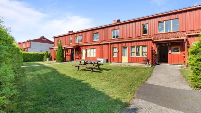 Leiligheten ligger i et etablert og barnevennlig område på Neskollen, med fine felles grøntarealer.