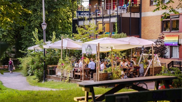 På sommerstid holder Biergarten åpent ved Akerselva.