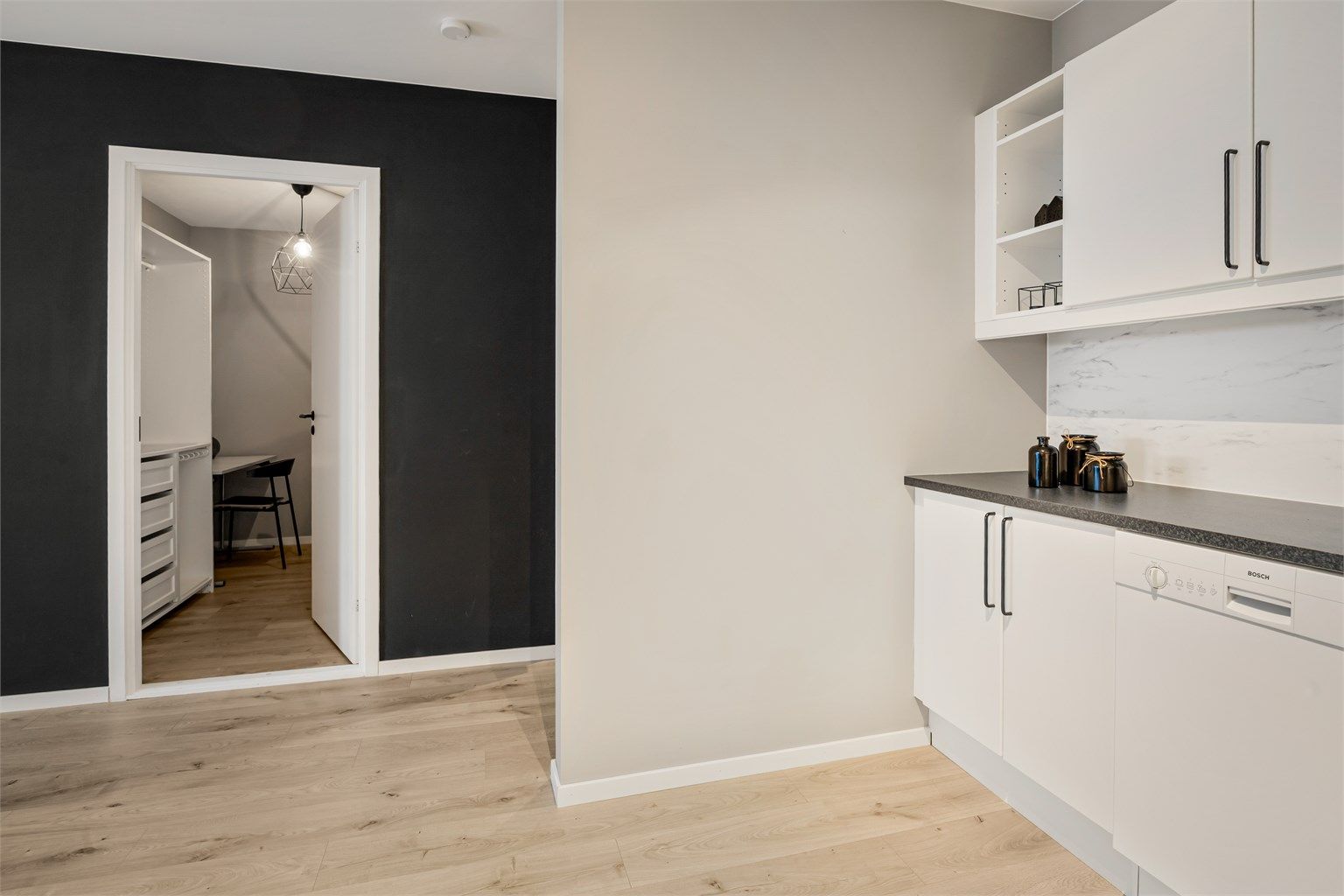 Kjøkkenet har medfølgende hvitevarer