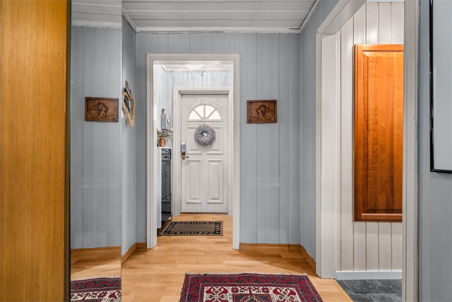 Velkommen inn! Entré/gang med plass til oppbevaring