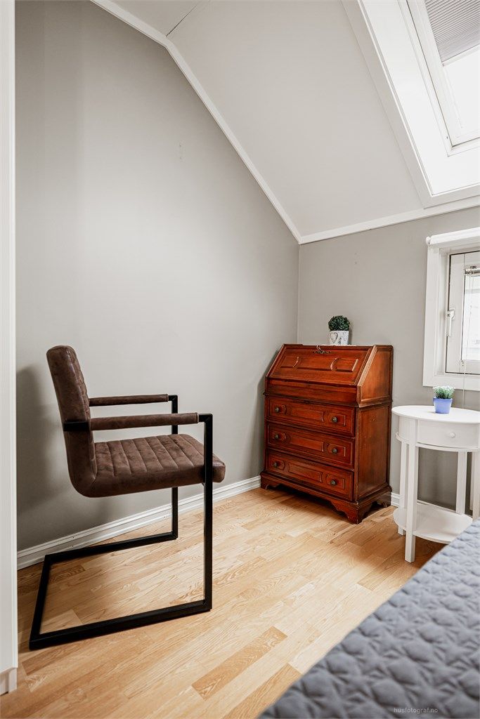 Det er innvendig og utvendig solskjerming på alle takvinduer. Øvrige vinduer har solskjerming som fungerer som skjerming for innsyn. 