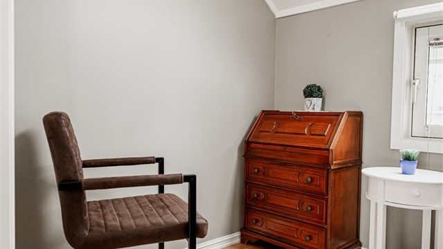 Det er innvendig og utvendig solskjerming på alle takvinduer. Øvrige vinduer har solskjerming som fungerer som skjerming for innsyn.