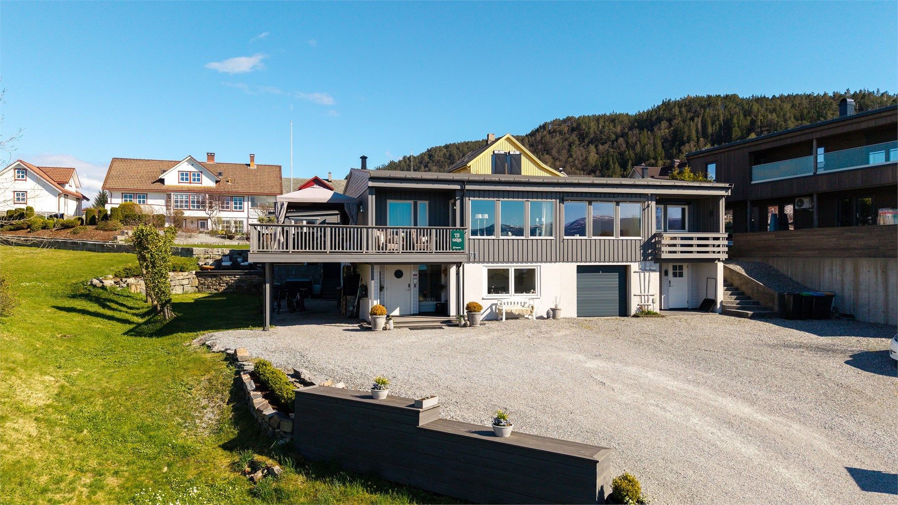 Fasade og godt med parkering på tomten