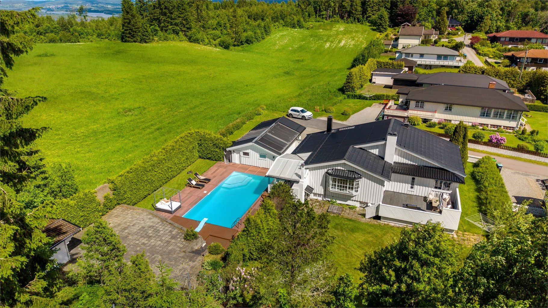 Velkommen til Stubbveien 5! Nydelig eiendom med stor tomt på over 1,6 mål, svømmebasseng og dobbelgarasje.
Foto: Digit Media