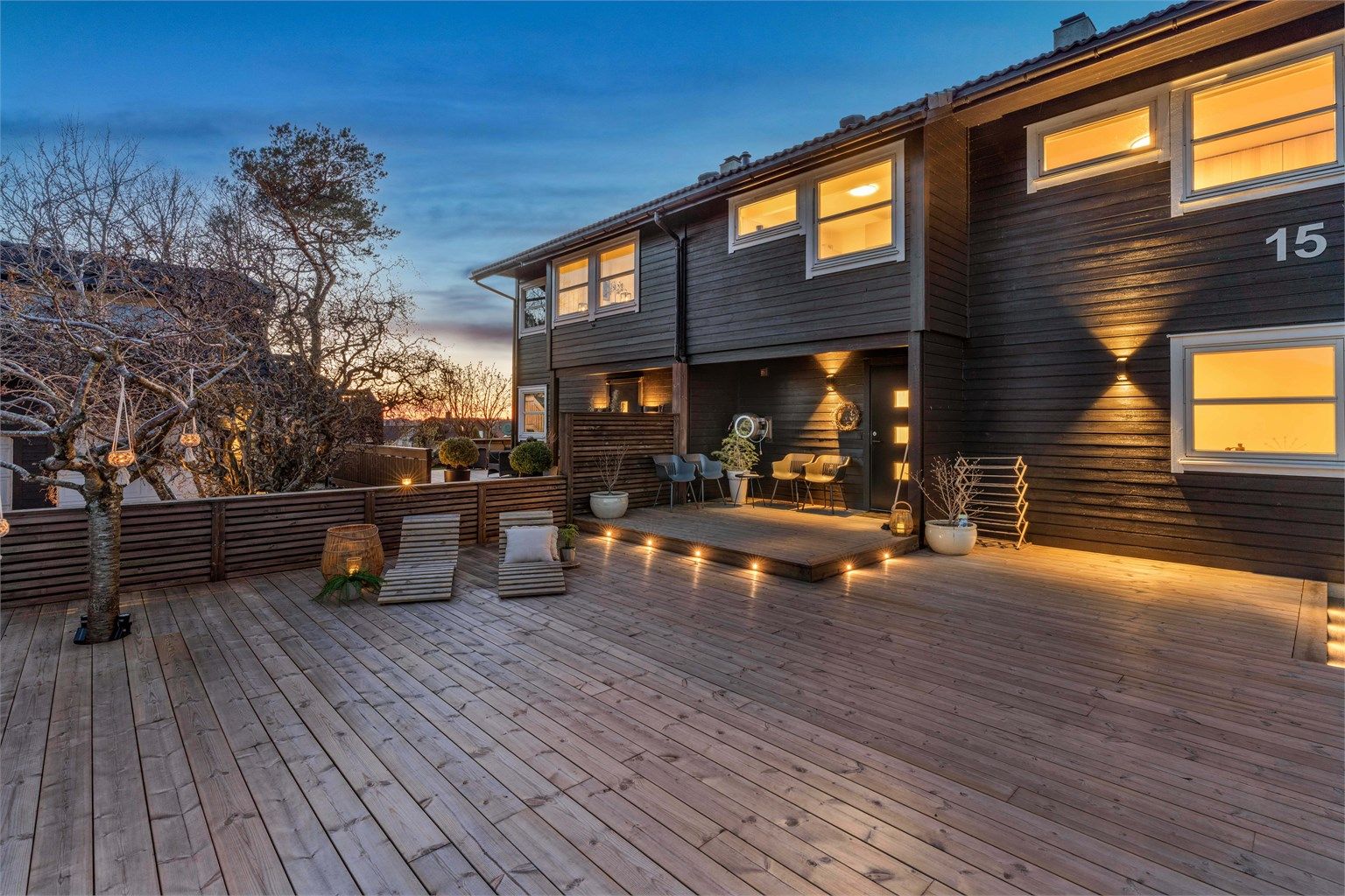 Foran boligen, ved inngangspartiet, er det etablert stor solplatting. Denne får snart montert mørkt rekkverk i glass rundt seg og. Plattingen har integrert belysning og vil garantert være en nydelig plass på både dag og kveld på herlige sommerdager.