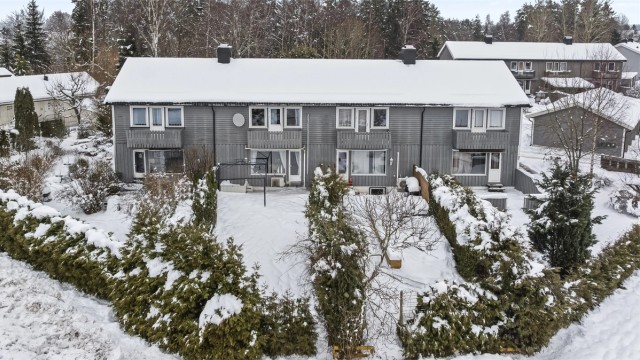Dette trivelige rekkehuset ligger i et attraktivt og populært boligområde på Haukerød, ca. 4 km fra Sandefjord sentrum
