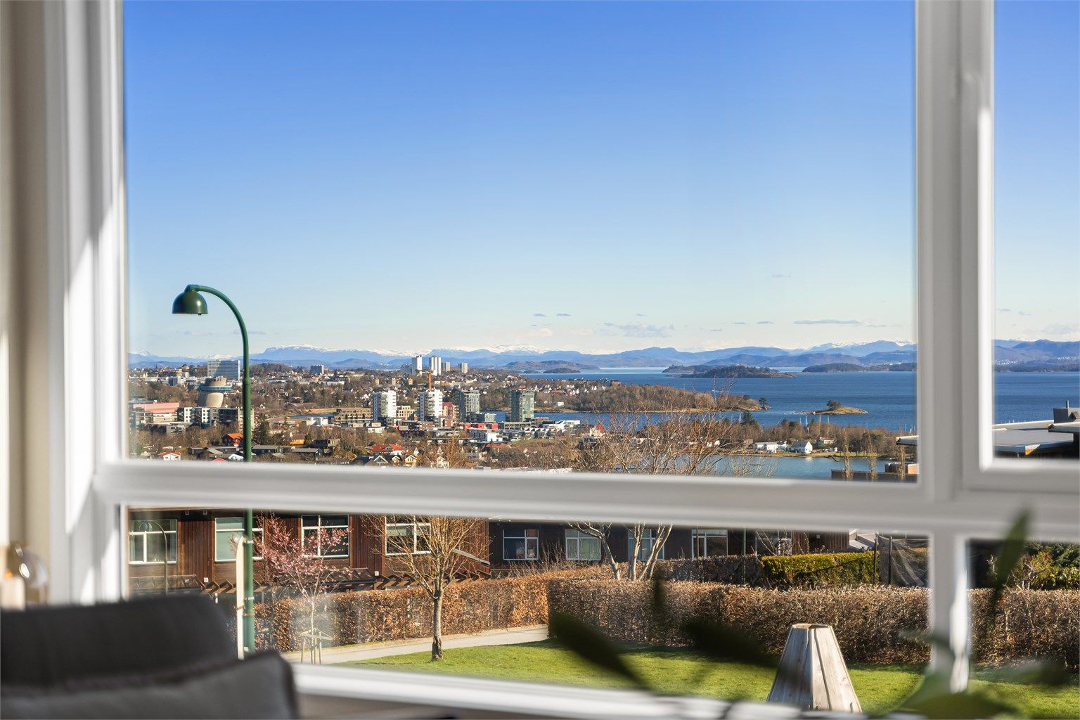 Panoramautsikt mot sjø og fjell.