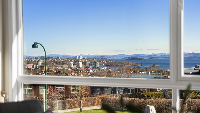 Panoramautsikt mot sjø og fjell.