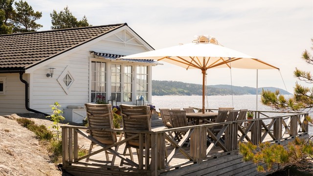Svaberg og natur tett på gir ekte skjærgårdstemning.