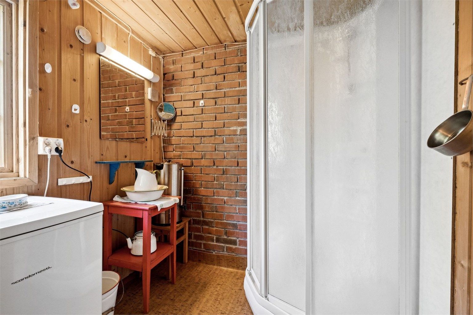 Rom med nytt dusjkabinett fra 2021.