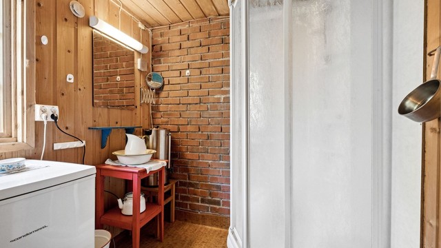 Rom med nytt dusjkabinett fra 2021.