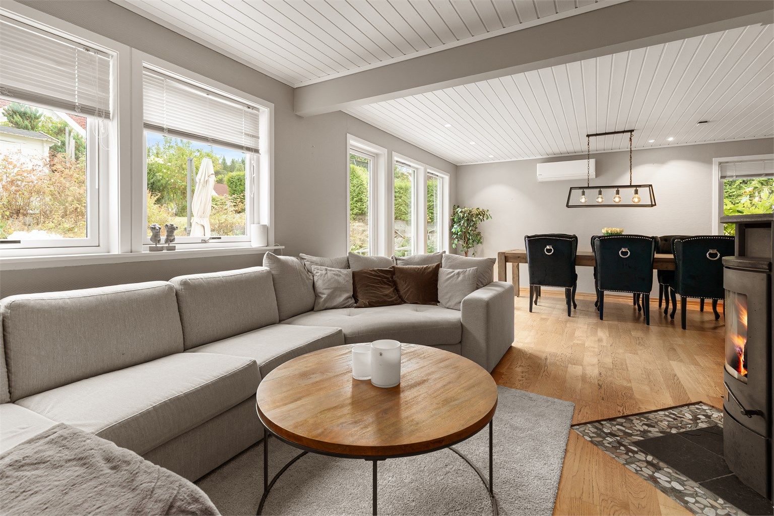 Stuen gir god plass til både stor sofagruppe og spisebord.