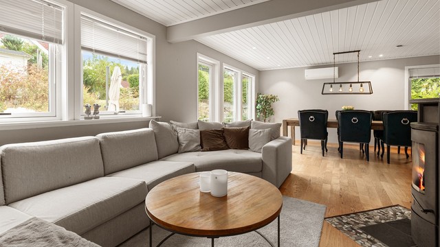Stuen gir god plass til både stor sofagruppe og spisebord.