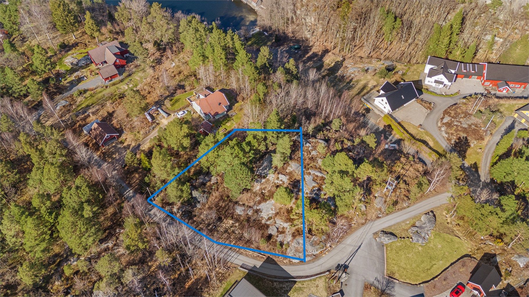 Stor og meget solrik tomt med ca grenser, se kart som ligger vedlagt