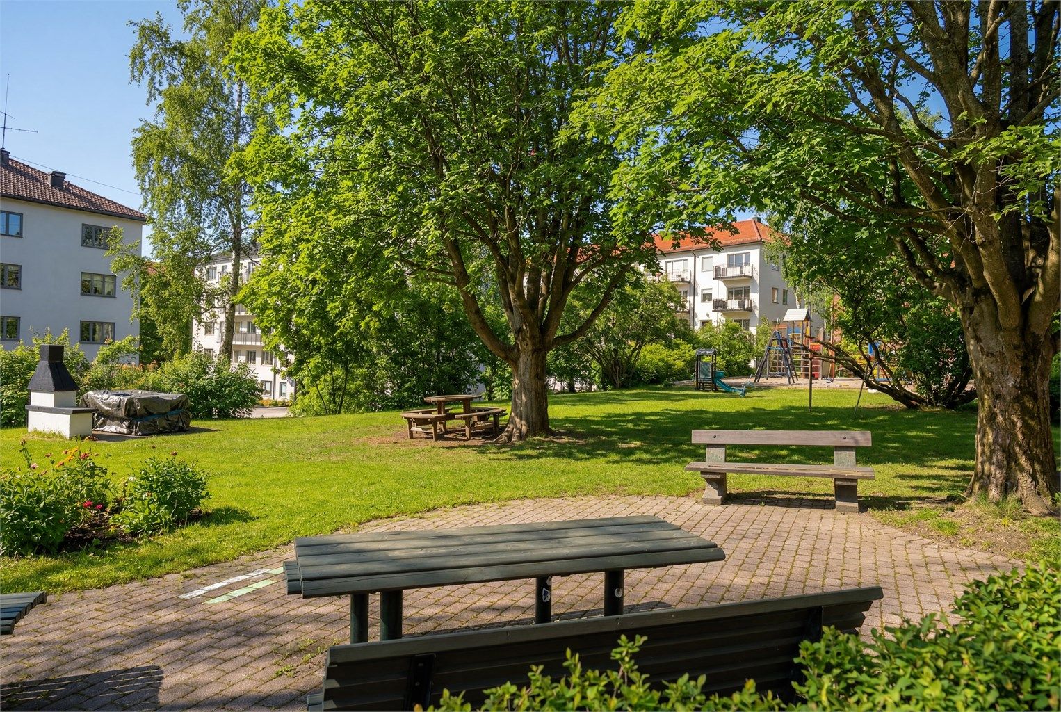 Nærområde. Hyggelig lekeplass og piknikkområde i fellesskap med naboblokkene