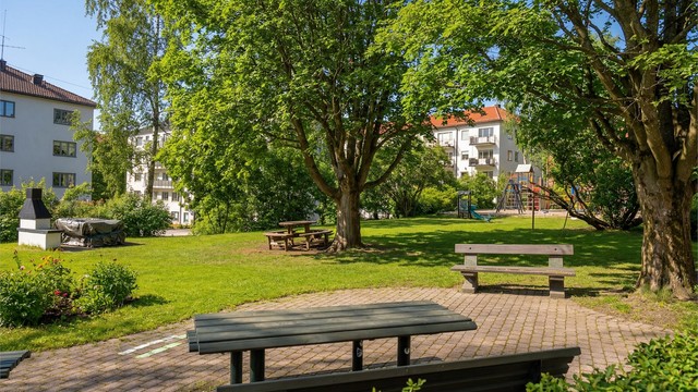 Nærområde. Hyggelig lekeplass og piknikkområde i fellesskap med naboblokkene