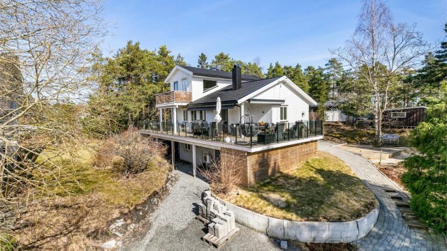 Underetasjen har egen entré som muliggjør adkomst direkte fra gårdsplassen. Hovedentreen er på motsatt side, i østsiden av første etasje.