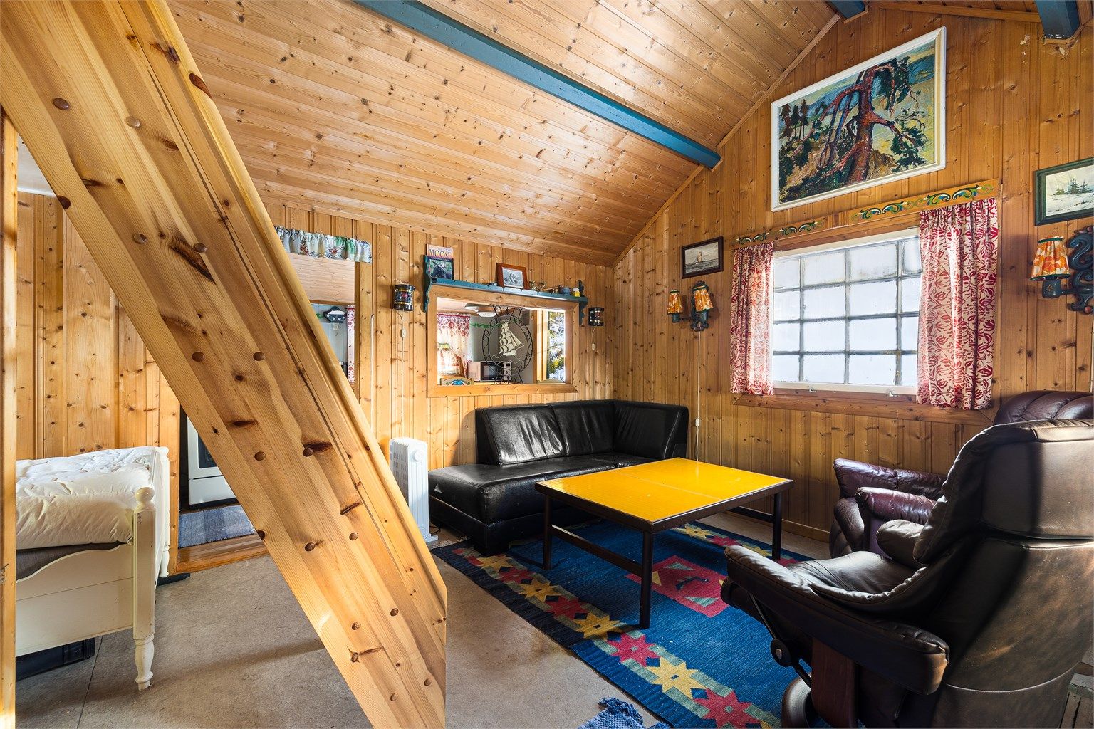 Mye av hyttas areal inngår i stuen, der himlingen på det meste er over 3,1 meter høy.