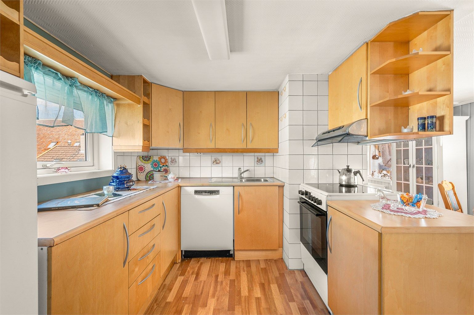 Kjøkkenet ligger naturlig skjermet fra stuen og har innredning fra IKEA og rikelig med skap- og benkeplass.