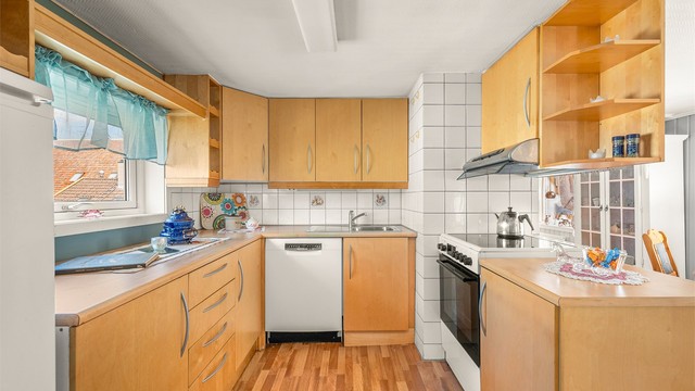 Kjøkkenet ligger naturlig skjermet fra stuen og har innredning fra IKEA og rikelig med skap- og benkeplass.