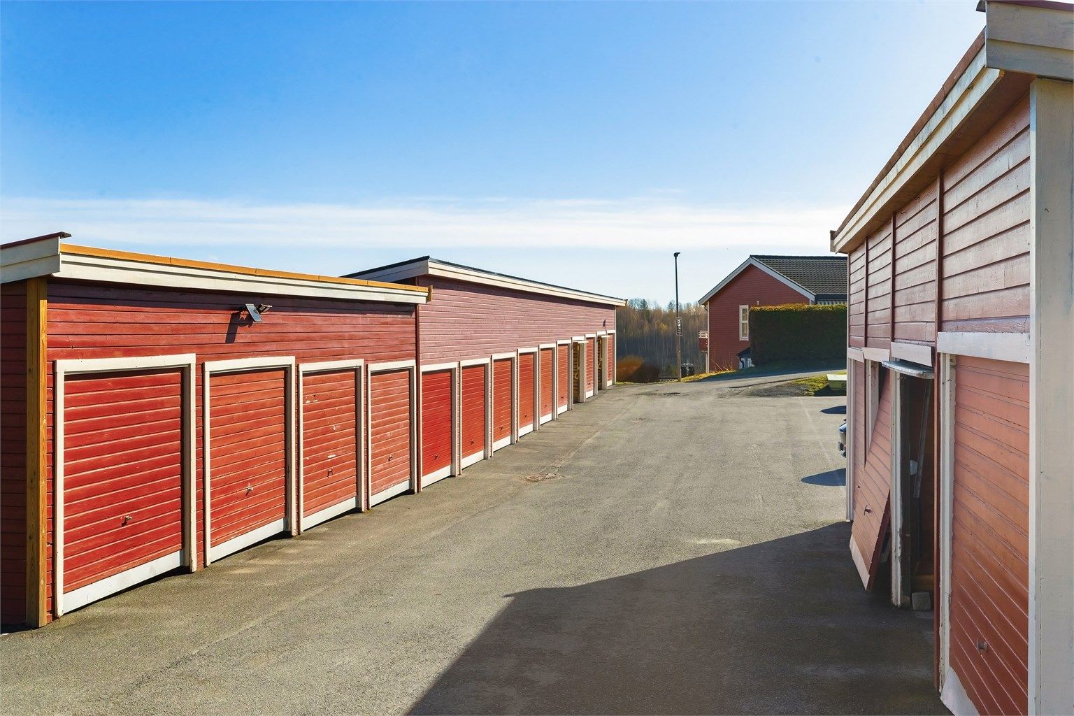 Iht. vedtektene har leiligheten eksklusiv bruksrett til én garasjeplass i felles garasjerekke