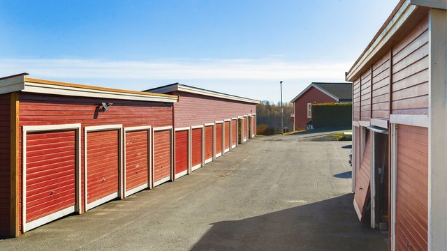 Iht. vedtektene har leiligheten eksklusiv bruksrett til én garasjeplass i felles garasjerekke