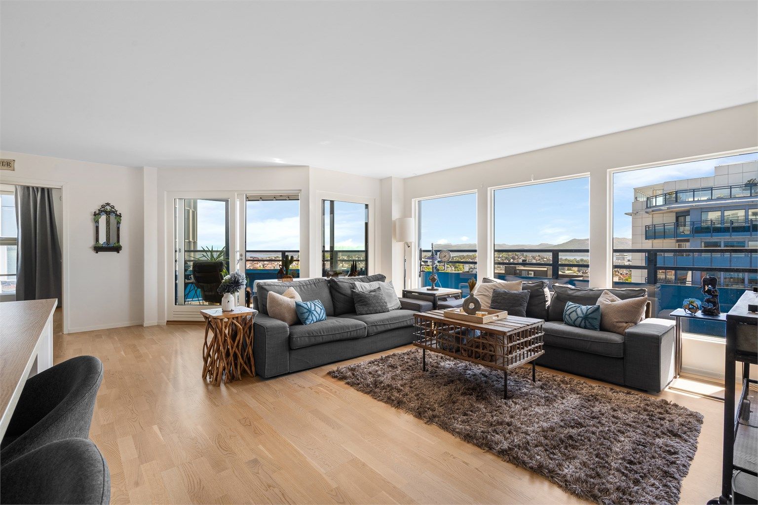 Store vindusflater gir rikelig med lys og en god romfølelse.