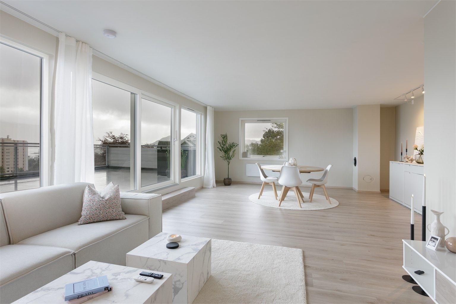 Stue med lyse tiltalende overflater og god plass til både spisestue og sofagruppe