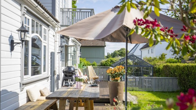 En hyggelig utvendig spiseplass i tilknytning til stuen.