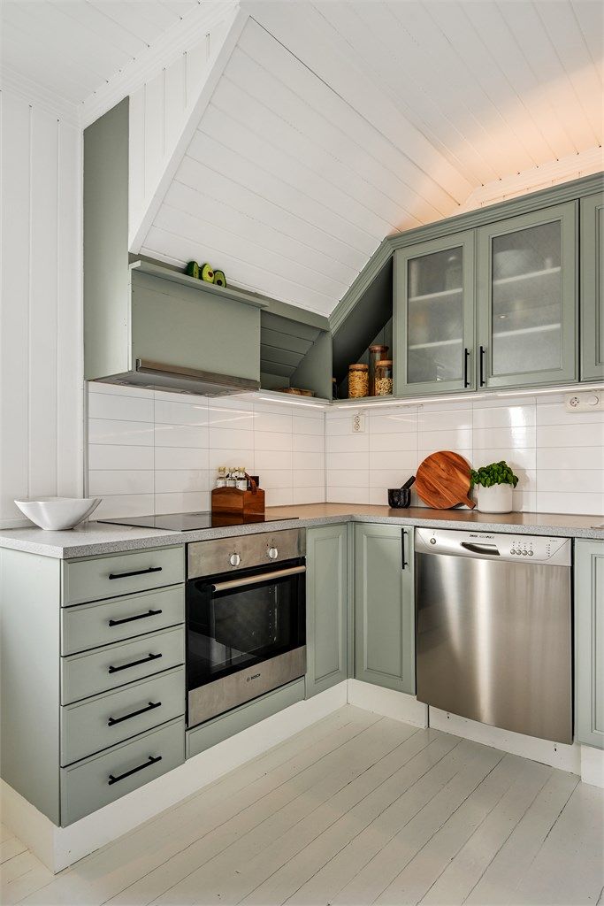 Detalj av kjøkkeninnredningen med profilerte fronter og moderne håndtak.