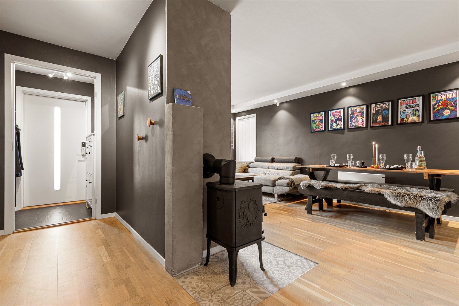 Praktisk entré med plass til å henge fra seg både yttertøy og sko