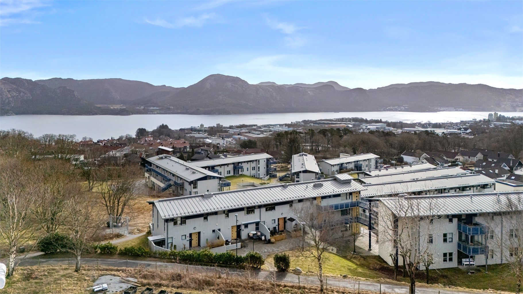 Velkommen til Kviebakken 71B! En romslig og familievennlig leilighet over to plan presenter av Zander Polderman v/Krogsveen eiendomsmegler 