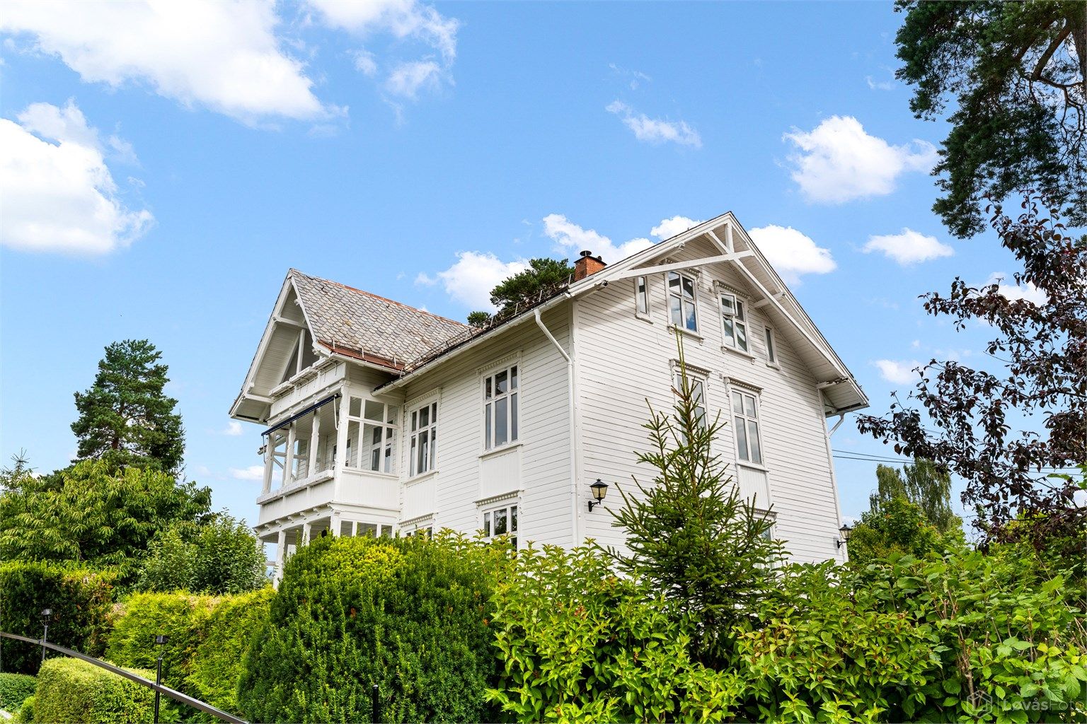 Eiendommen ligger tilbaketrukket og skjermet på et høydedrag i et rolig og attraktivt villaområde med kort vei til bl.a. Nordstrand skole, kollektivtransport og servicetilbud på Sæter  - Foto: Løvås Foto