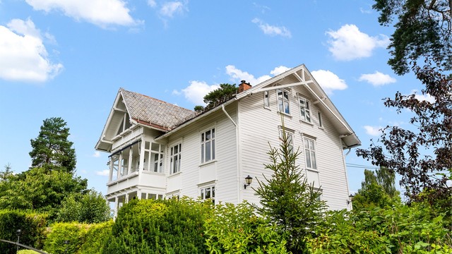 Eiendommen ligger tilbaketrukket og skjermet på et høydedrag i et rolig og attraktivt villaområde med kort vei til bl.a. Nordstrand skole, kollektivtransport og servicetilbud på Sæter - Foto: Løvås Foto